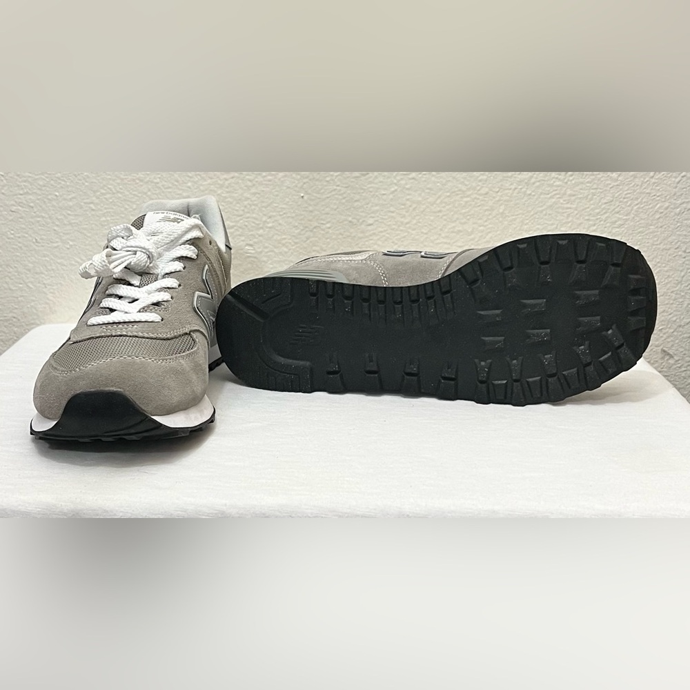 EUC Women’s New Balance Gray 574 Core size 11 color Gray and White - Picture 3 of 9
